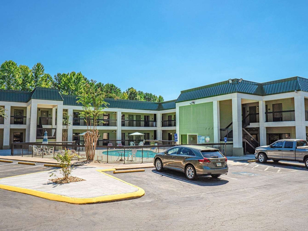 Quality Inn & Suites near Six Flags - Austell
