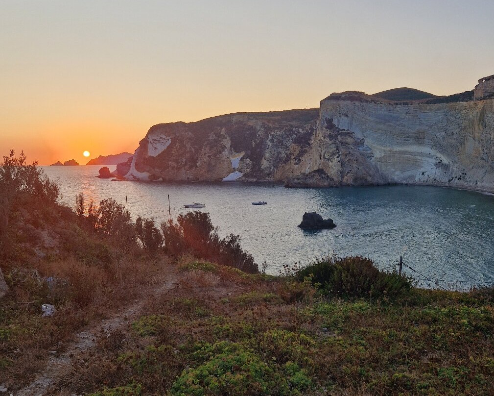 Chiaia Di Luna-Ponza Island必去景点