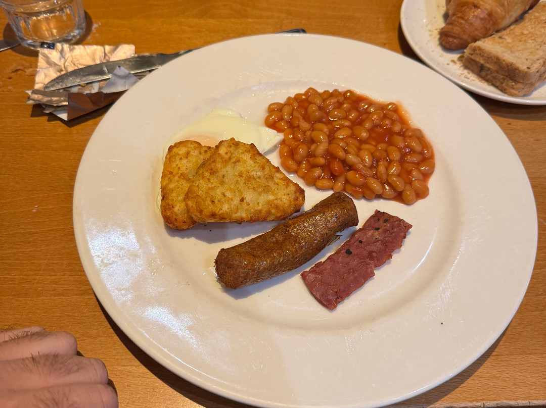 Premier Inn Cardiff West Hotel主图