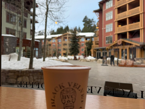 村庄小屋酒店主图