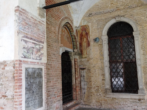 Sala del Capitolo,affreschi di Tommaso da Modena-特雷维索必去景点