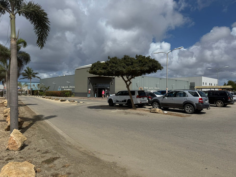 Van Den Tweel Supermarkt-Kralendijk必去景点