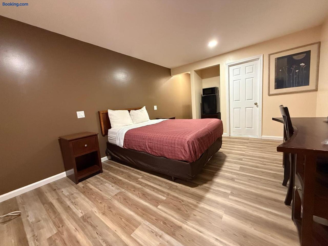 Travelers Motor Lodge