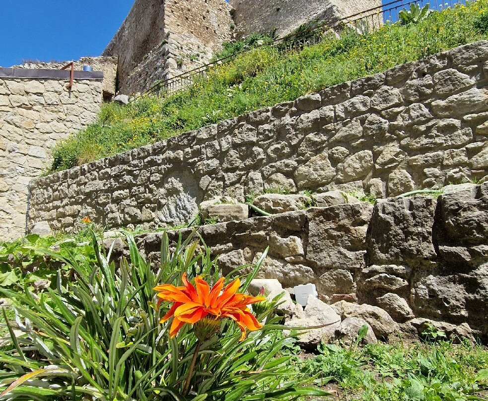 Castello di Federico II-Montalbano Elicona必去景点