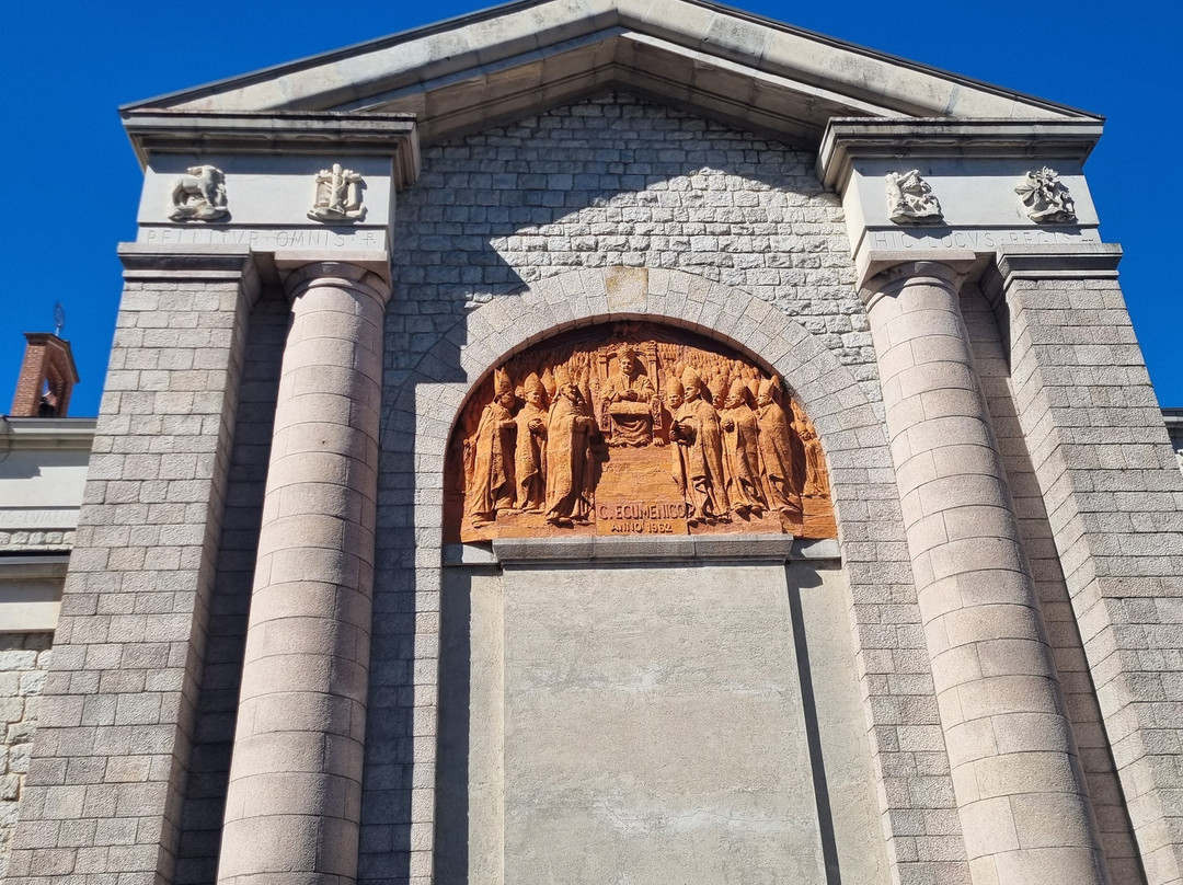 Chiesa di Sant'Ambrogio-Laveno-Mombello必去景点
