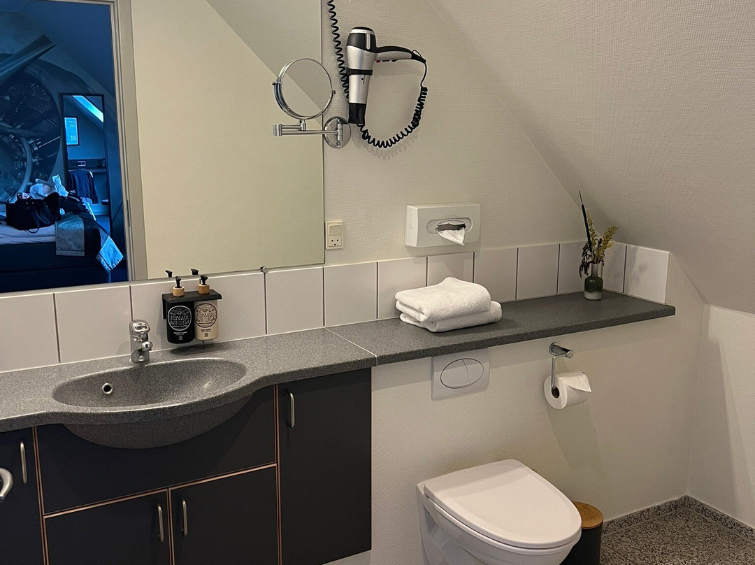 比隆郊外小屋主图