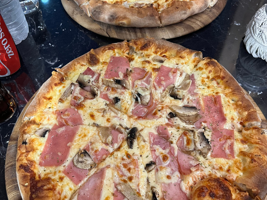 Lamia Pizza