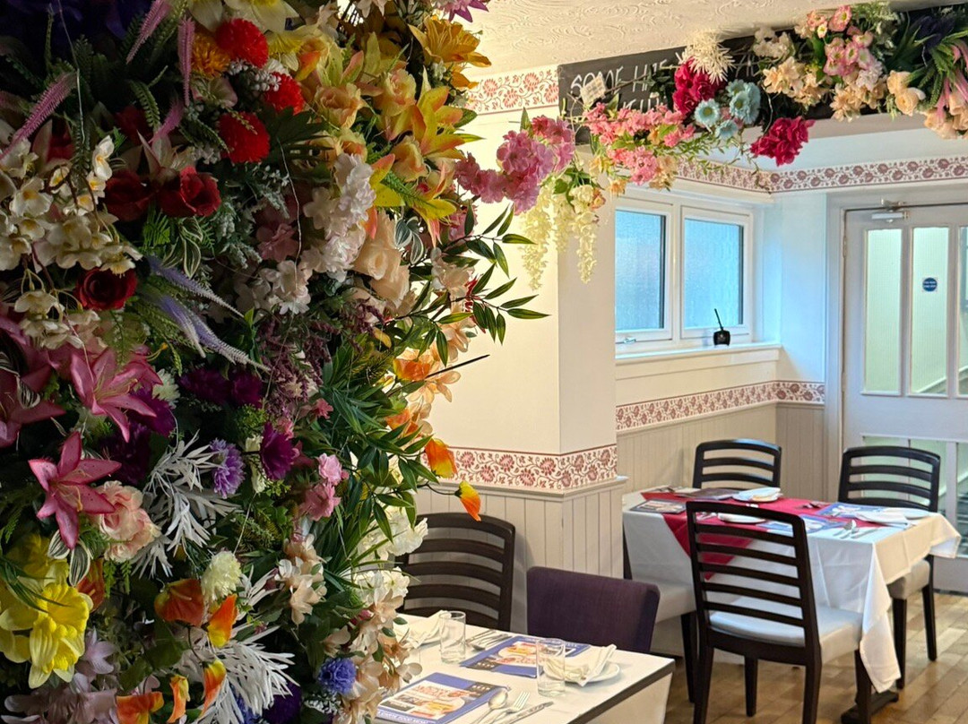 峭壁酒店主图
