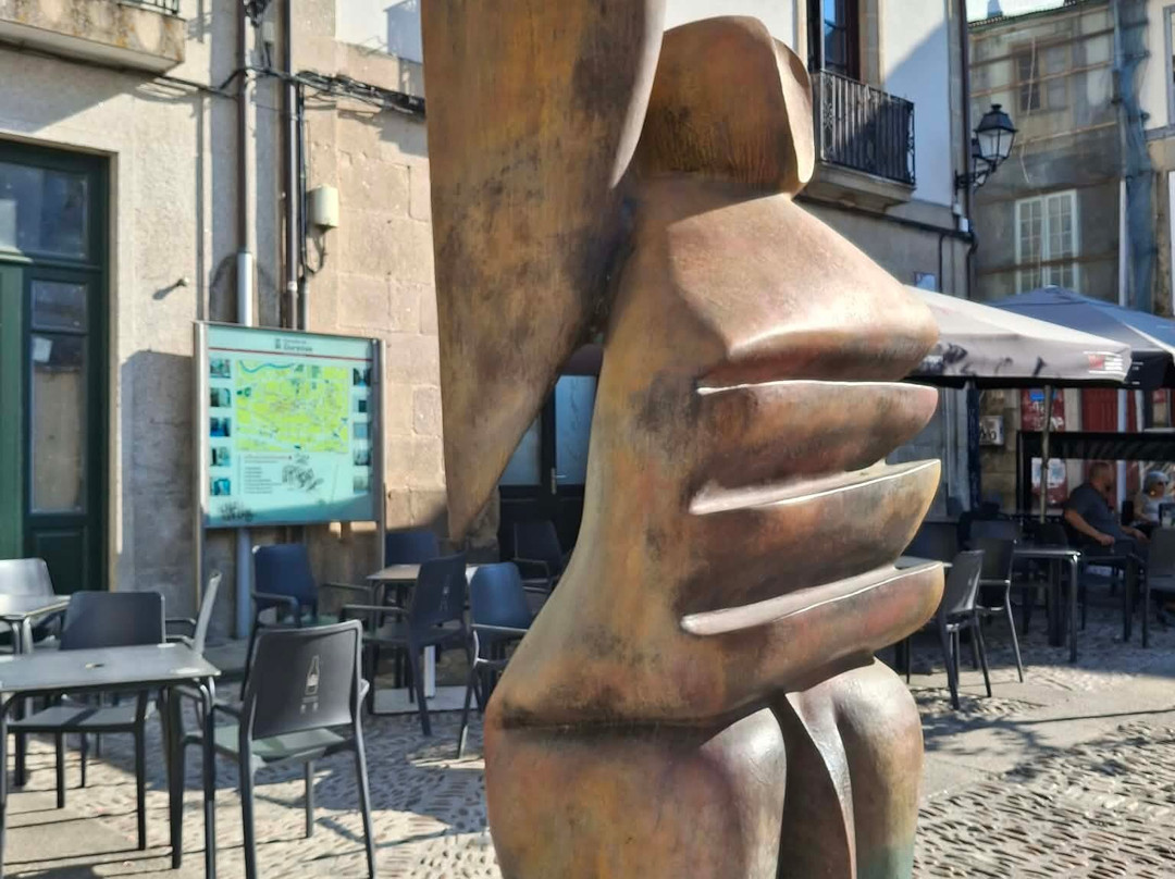 Escultura «Torre do Baño»-奥伦塞省必去景点