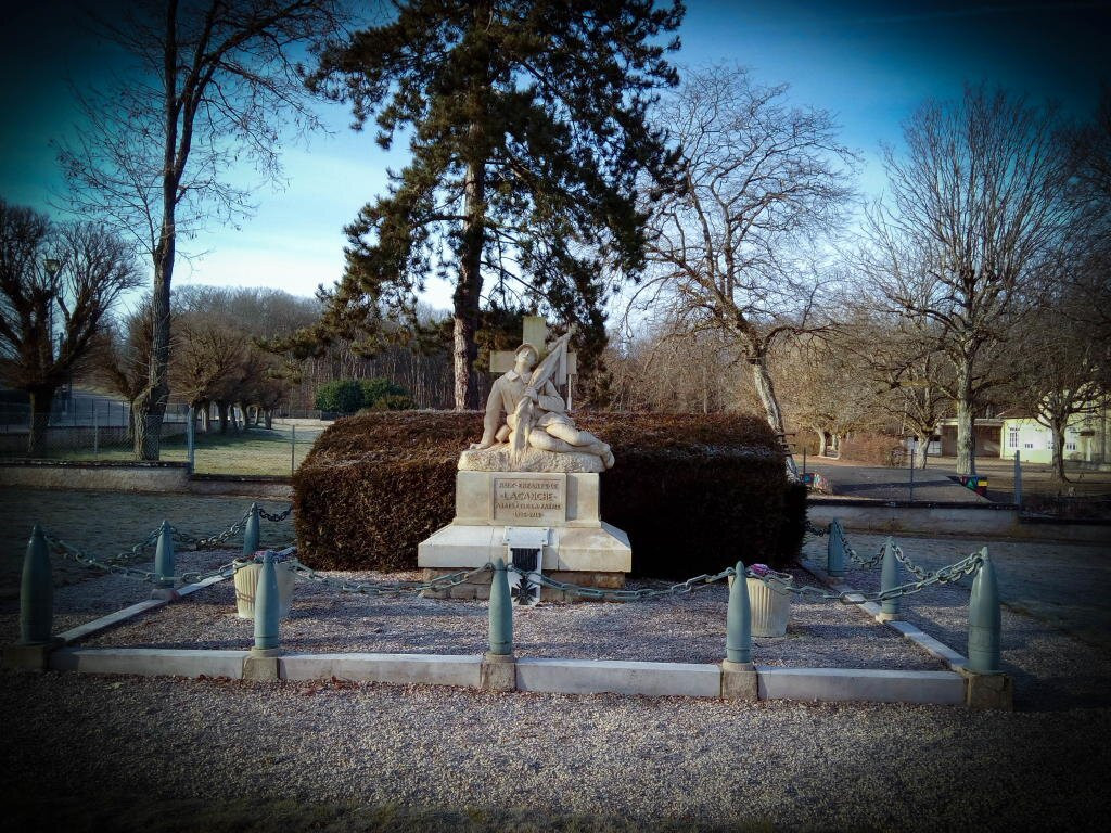 Monument Communal De Lacanche