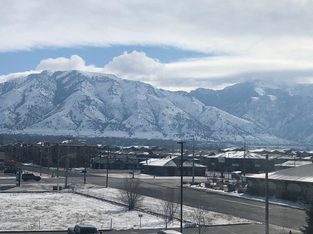 洛根快捷假日&套房酒店主图