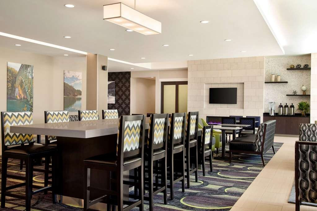 La Quinta Inn Suites By Wyndham Burlington主图