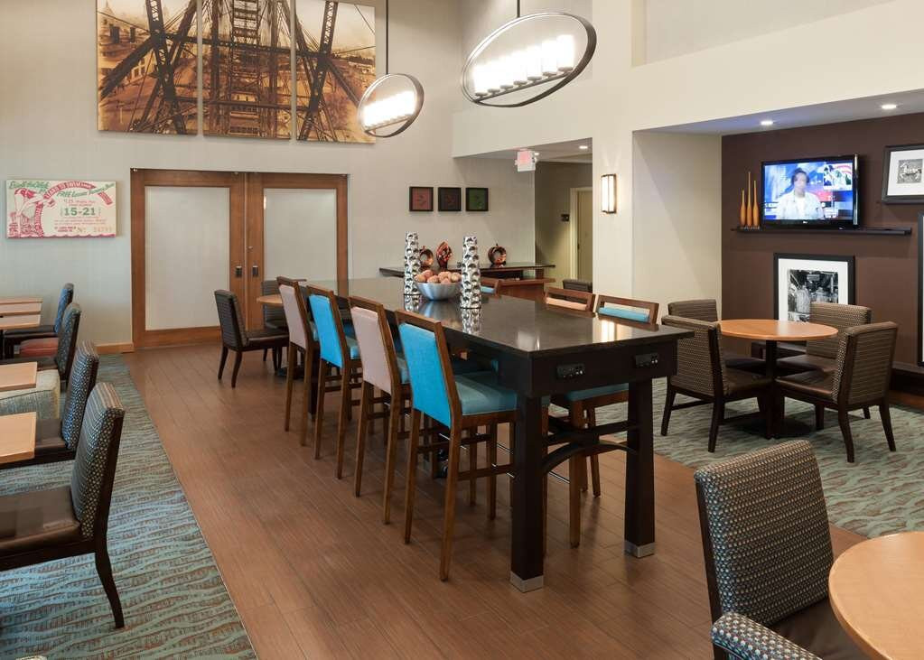 Hampton Inn & Suites St. Louis at Forest Park主图