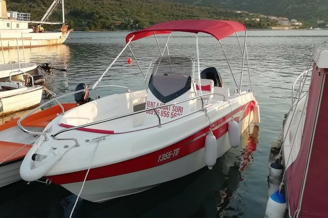 Rent a boat Suri景点图片