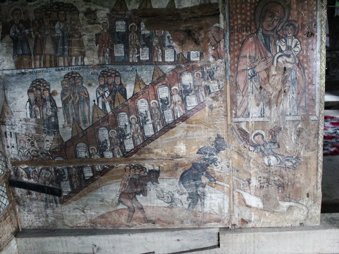 The wooden church in Calinesti Caieni-Calinesti必去景点