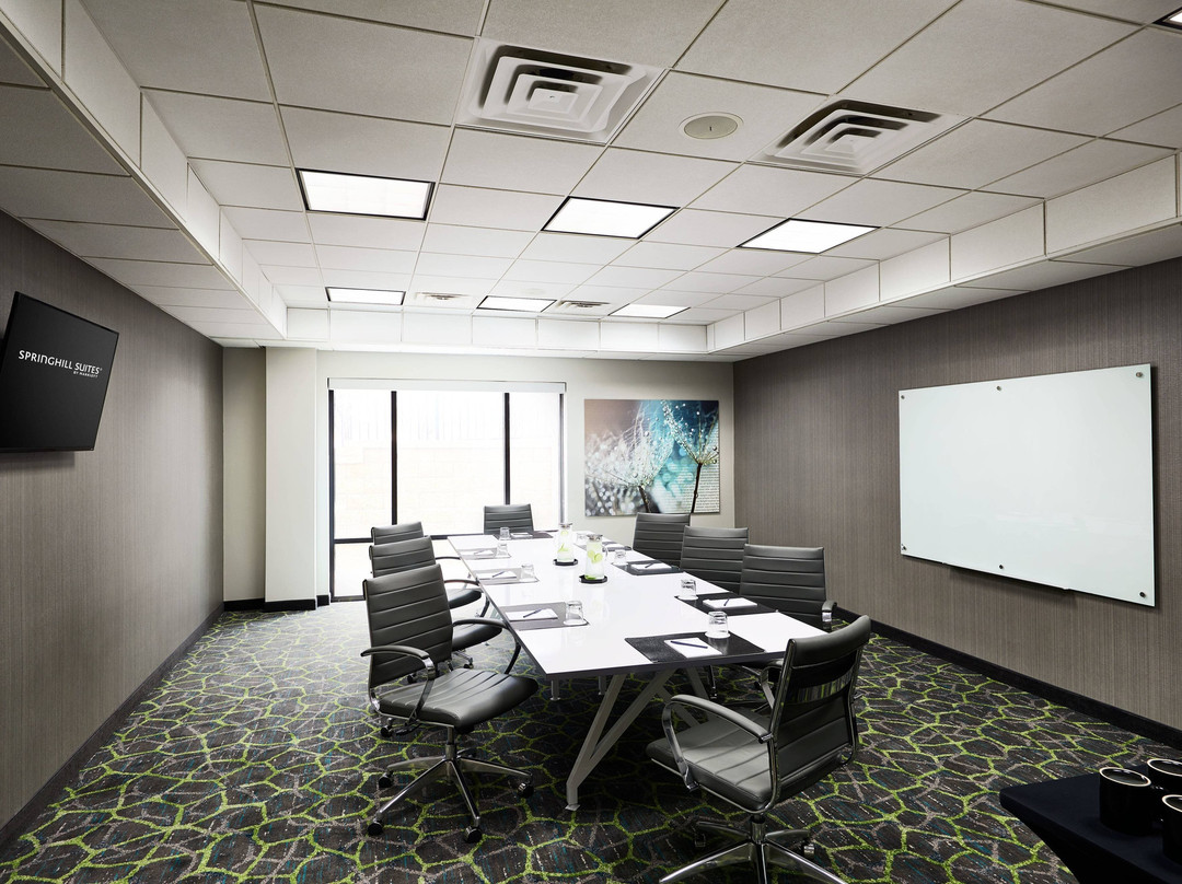 布伦特伍德圣路易斯春季山丘套房酒店主图