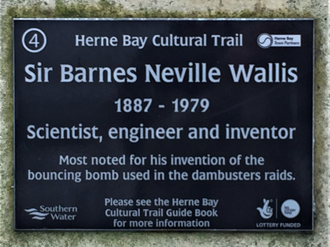 Barnes Wallis Statue景点图片
