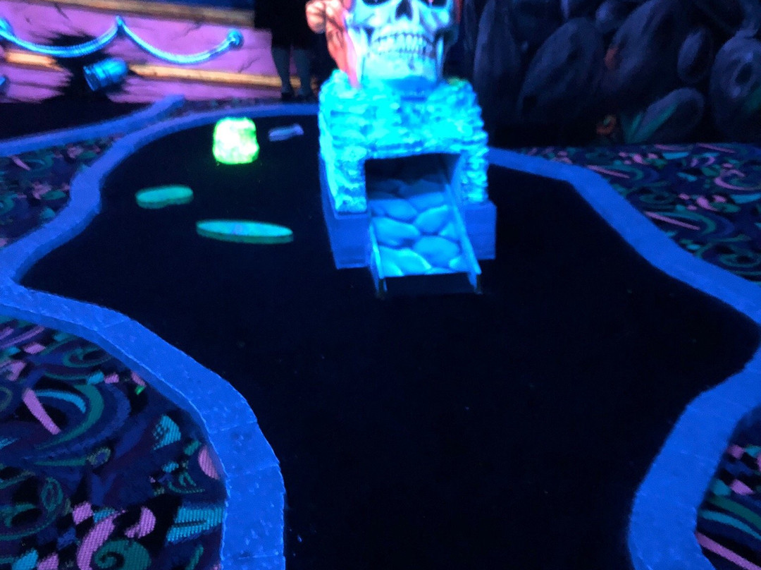 Goolfy Blacklight Minigolf-布朗肯堡必去景点