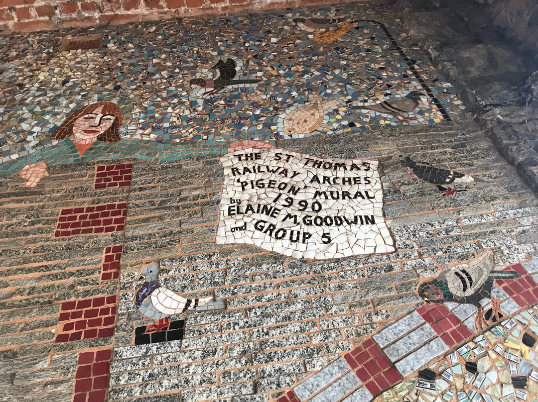 St Thomas' Pigeon Mosaic景点图片