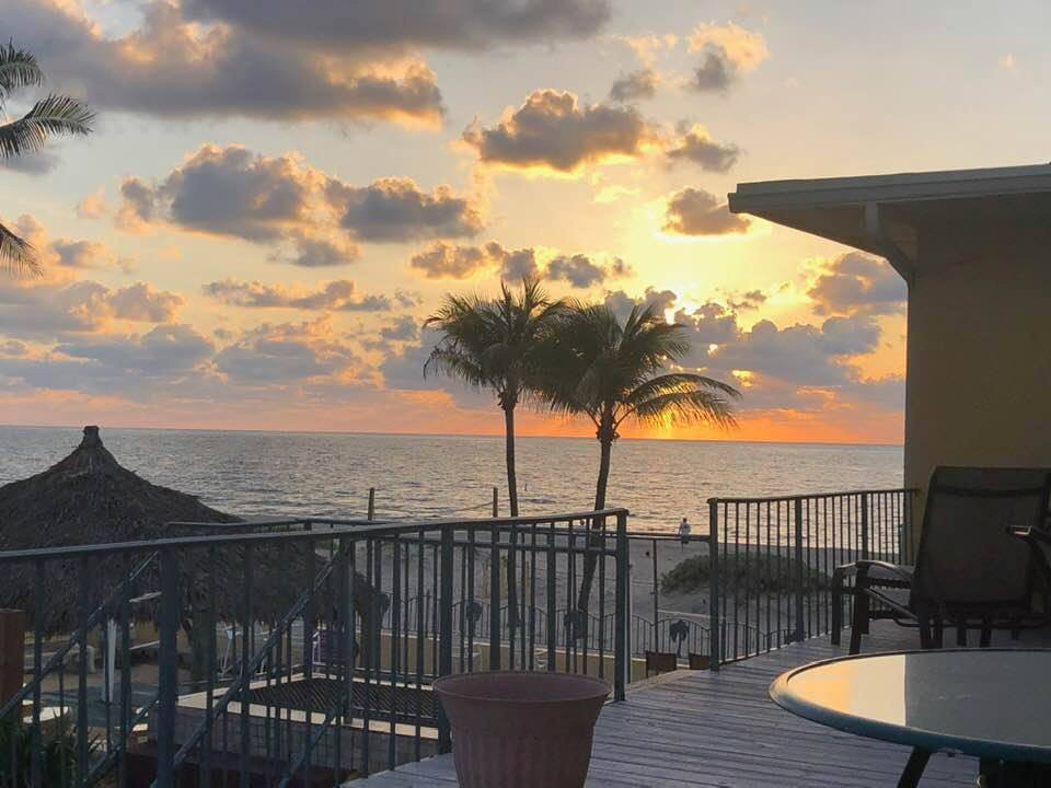 Ebb Tide Oceanfront Resort主图