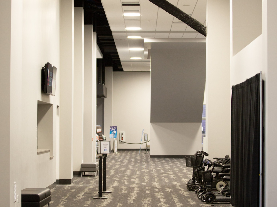 Suburban Collection Showplace-诺维必去景点