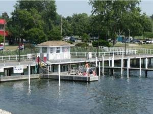 Sarnia Bay Marina景点图片