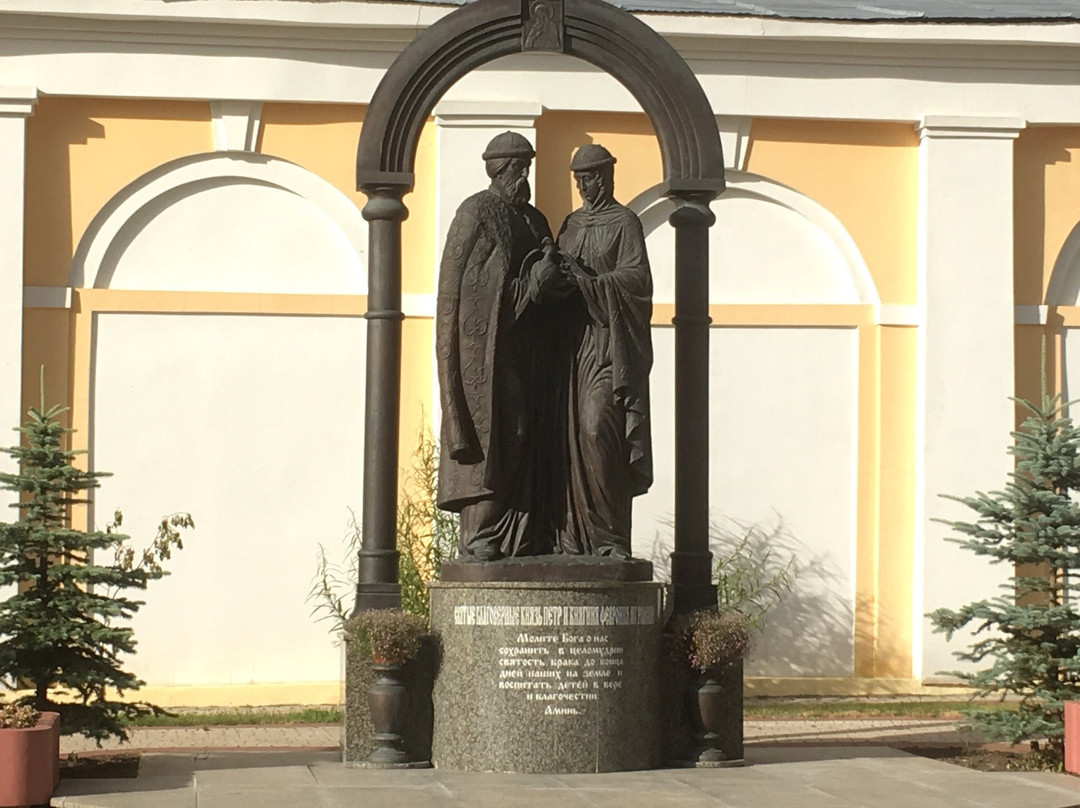Monument to Peter and Fevronia景点图片