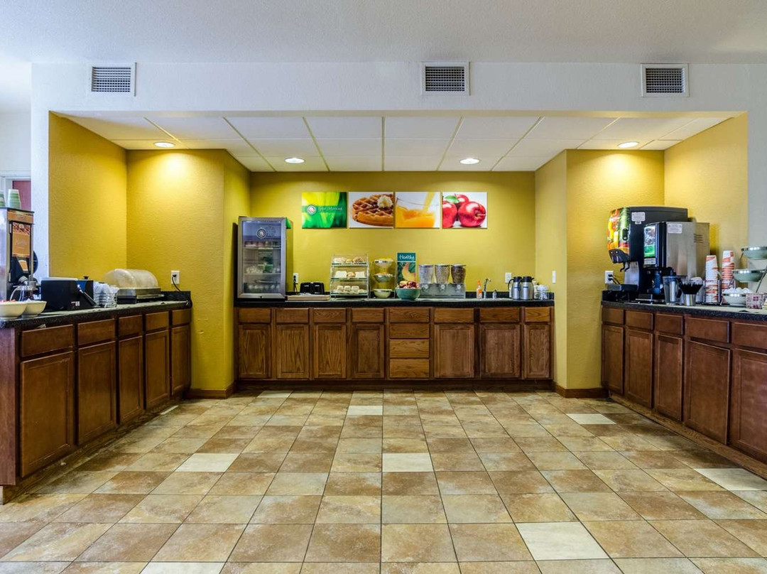 Holiday Inn Express Wichita North - Park City By IHG主图