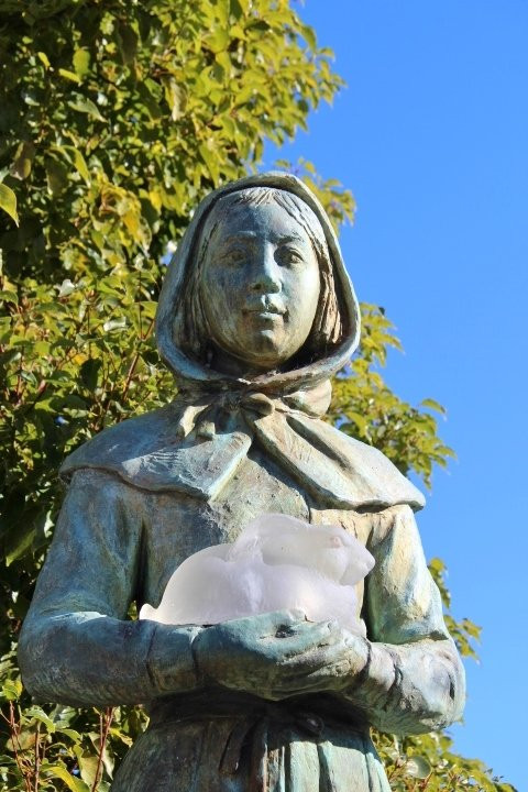 Statue of Garasu no Usagi-二宫町必去景点