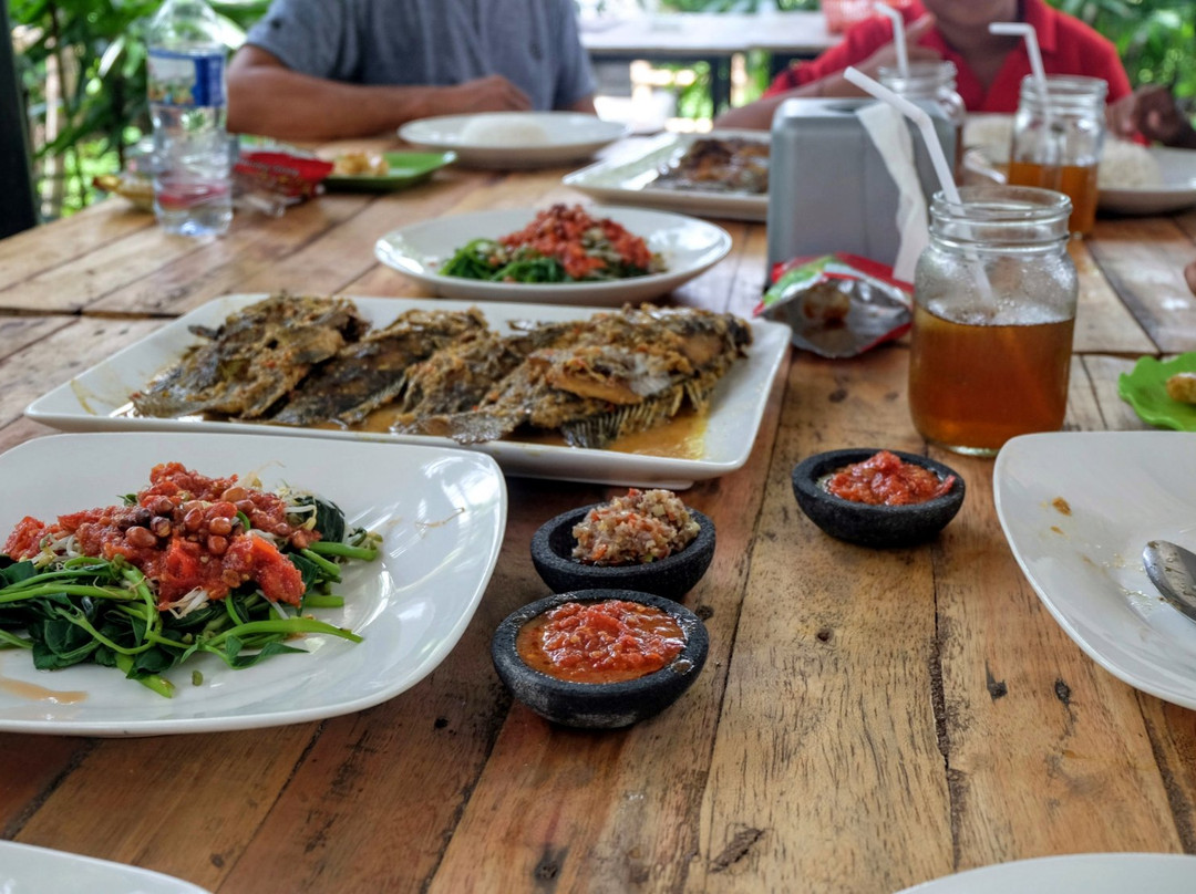 Sidakarya餐馆和美食-Warung dan Kolam Pancing Pan Brayut