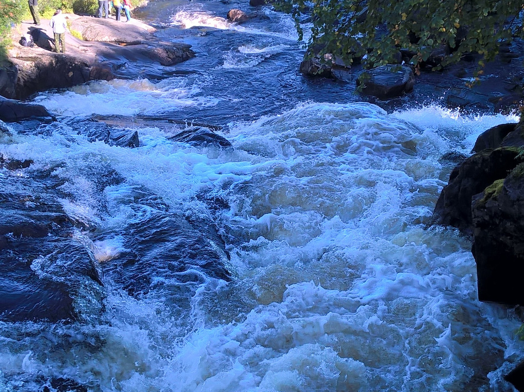 Waterfall on the River Lavna景点图片