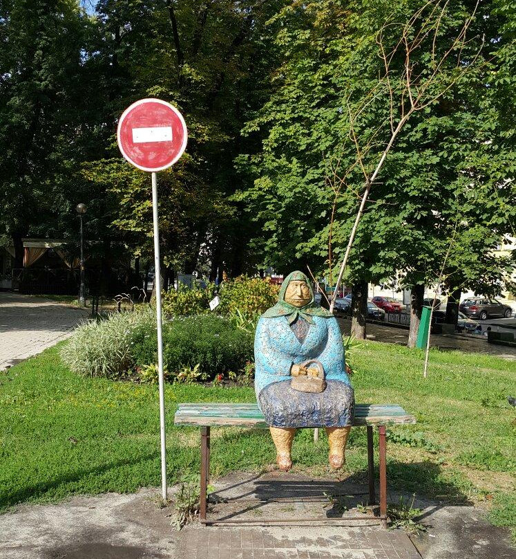 Babushka Classical Sculpture-基辅必去景点