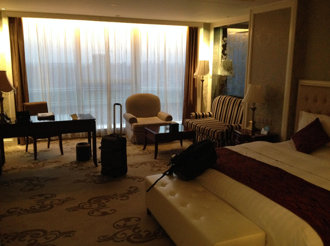 凤冠假日酒店主图