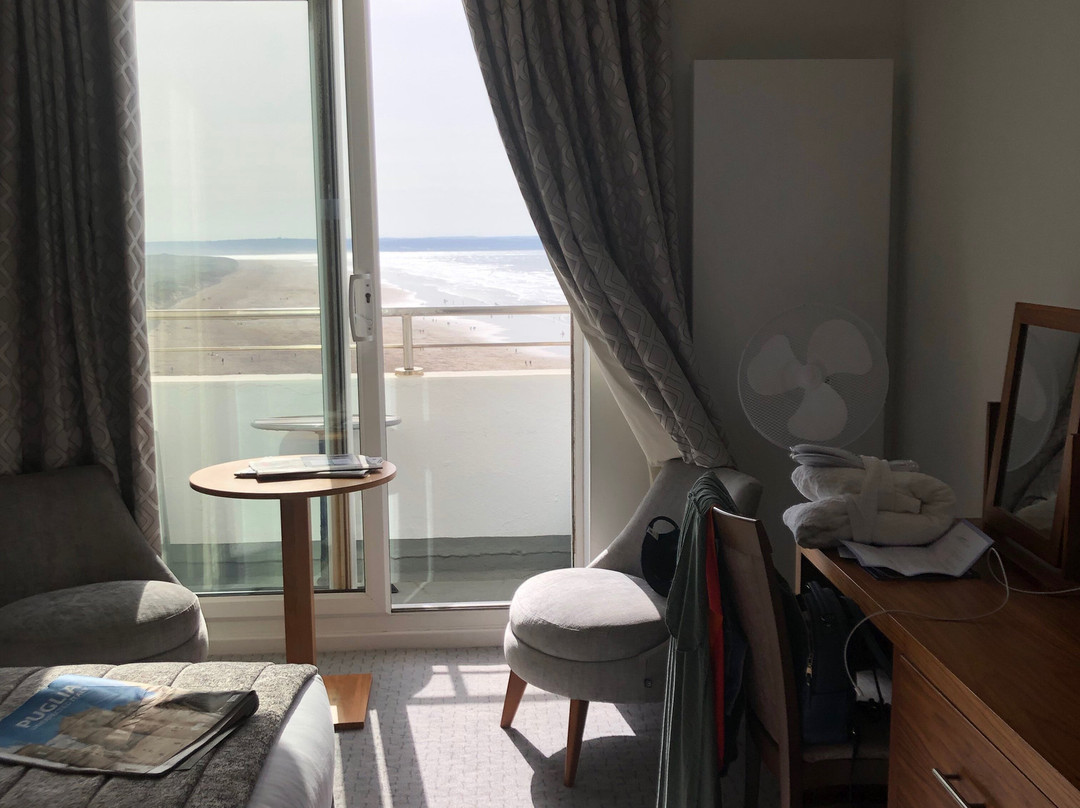 桑顿沙滩酒店主图