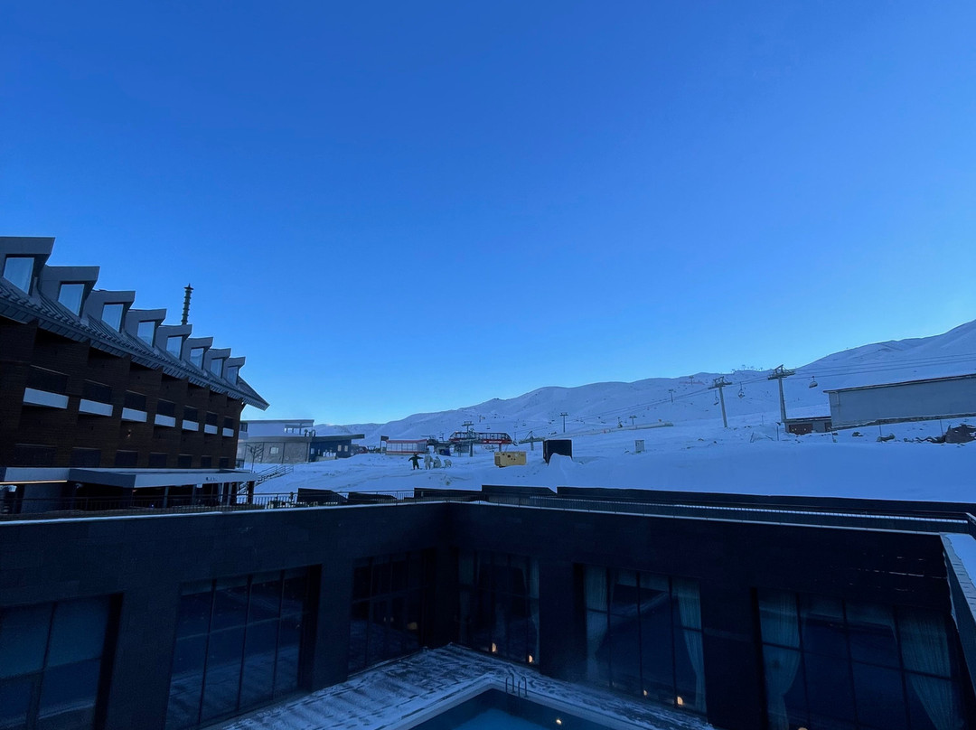 梅加萨雷尔贾斯山