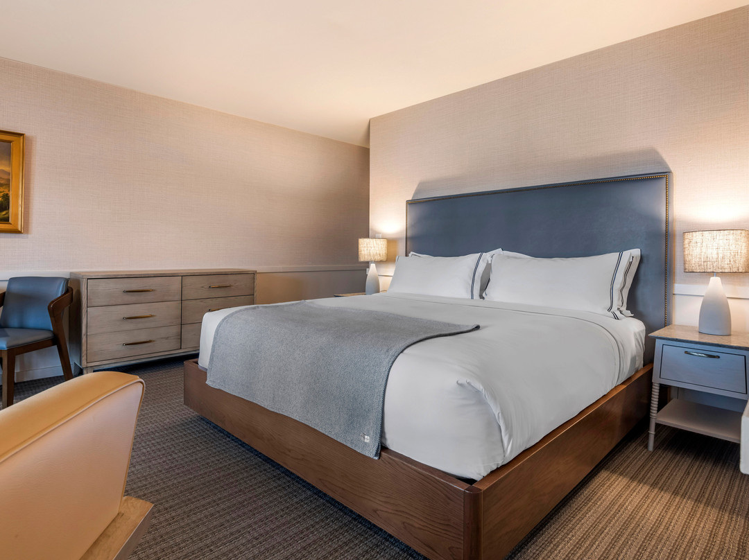 湖畔米尔瀑布酒店主图