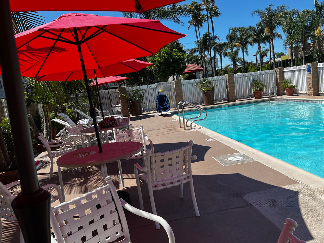 梅萨海岸/纽波特海滩华美达旅馆及套房酒店主图