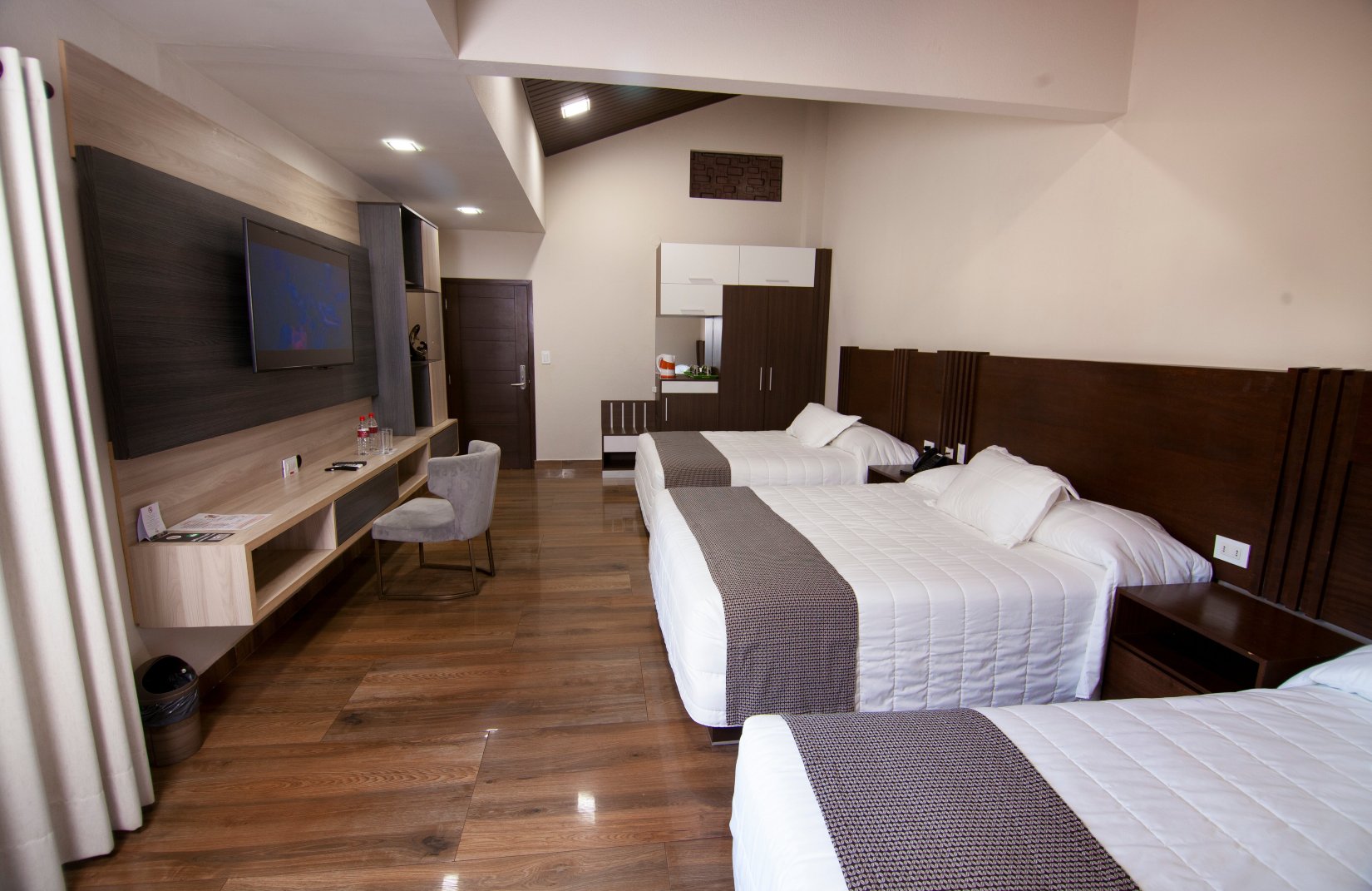 斯拉里套房酒店-客卧