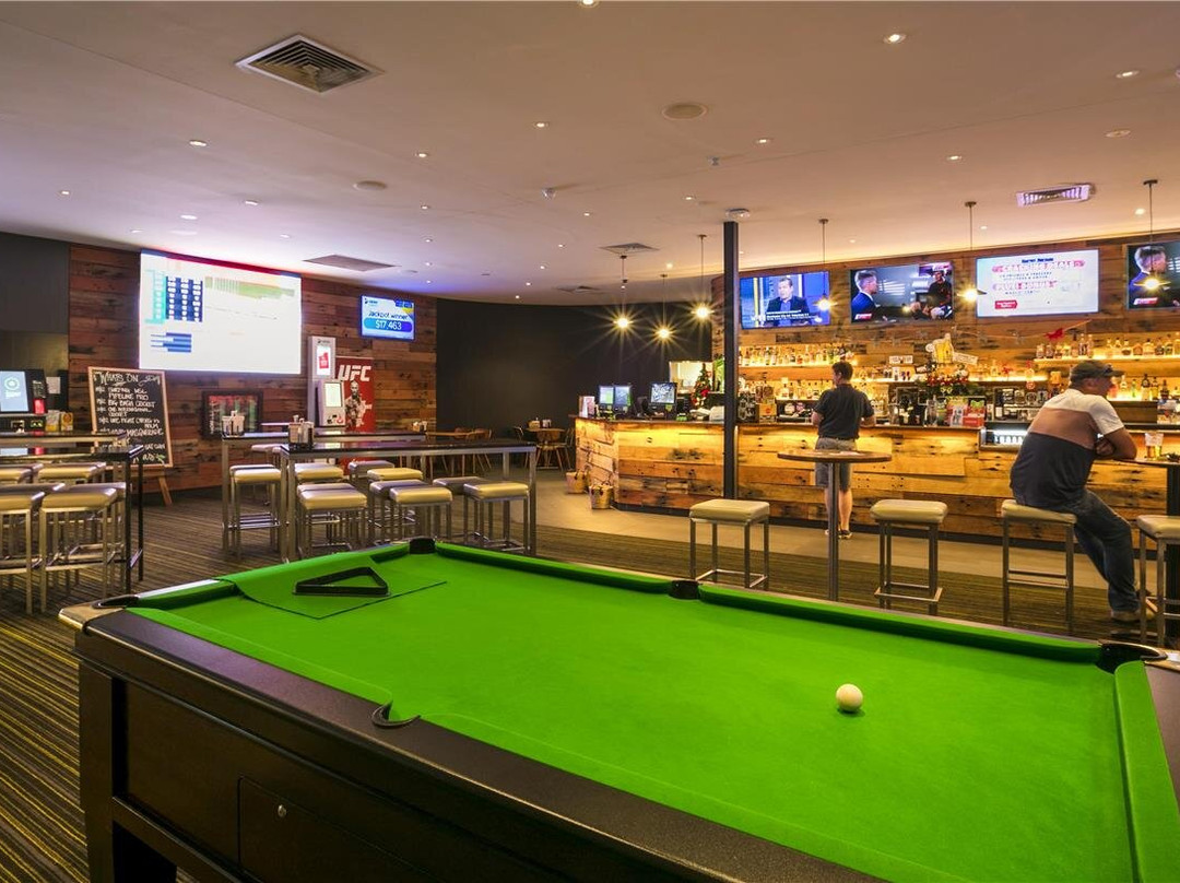 Nightcap at Kawana Waters Hotel主图