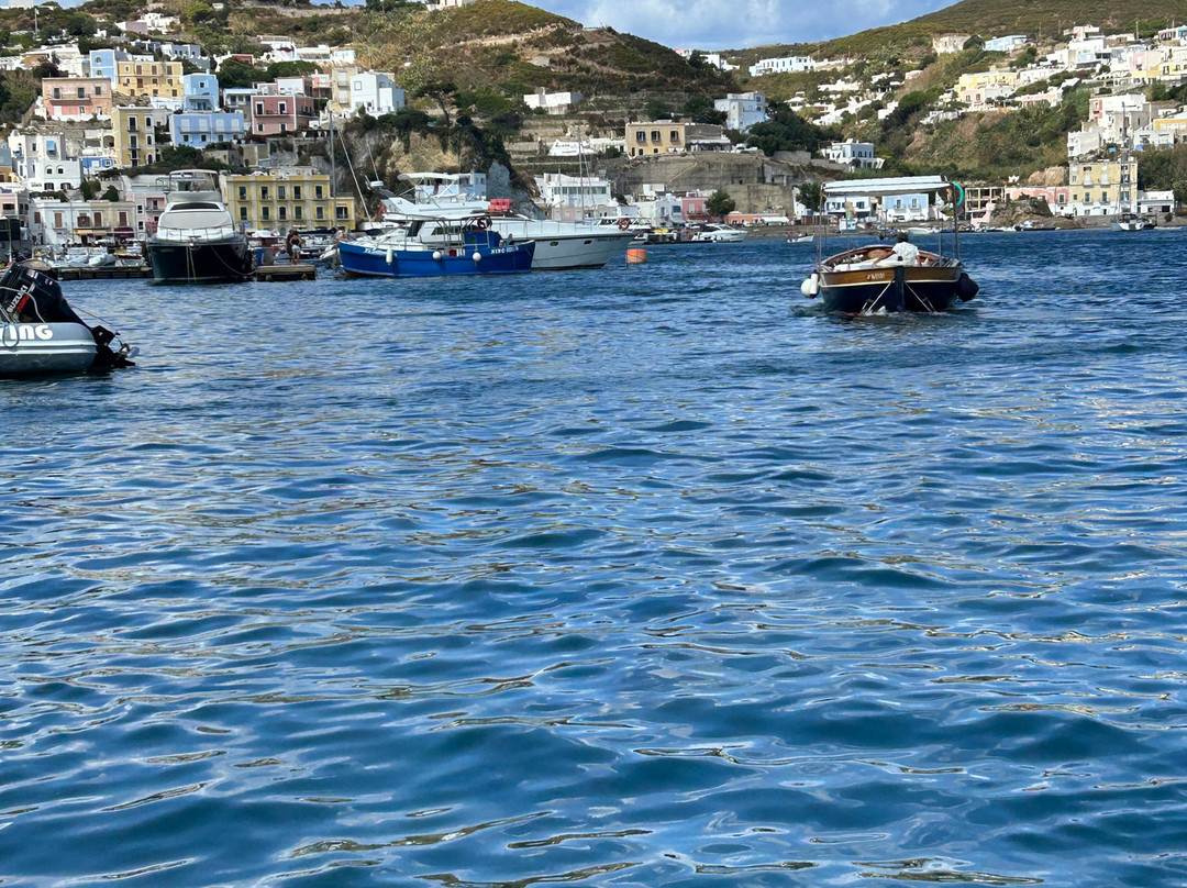 Noleggio Barche Arcobaleno-Parmarola Island必去景点