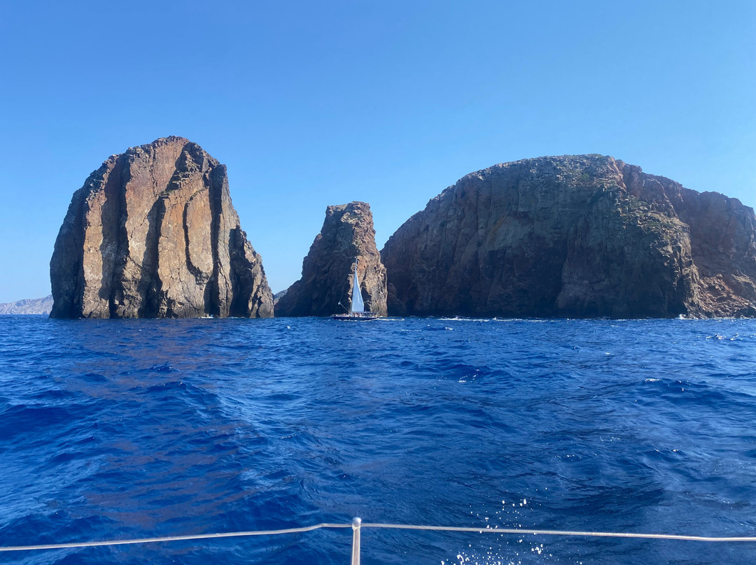 Odysseus A. Yacht Cruises-Adamas必去景点