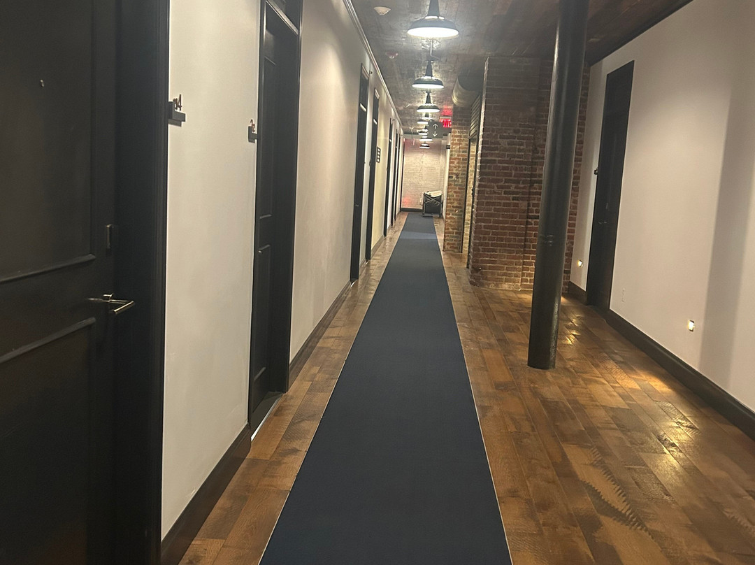 Crossroads Hotel主图