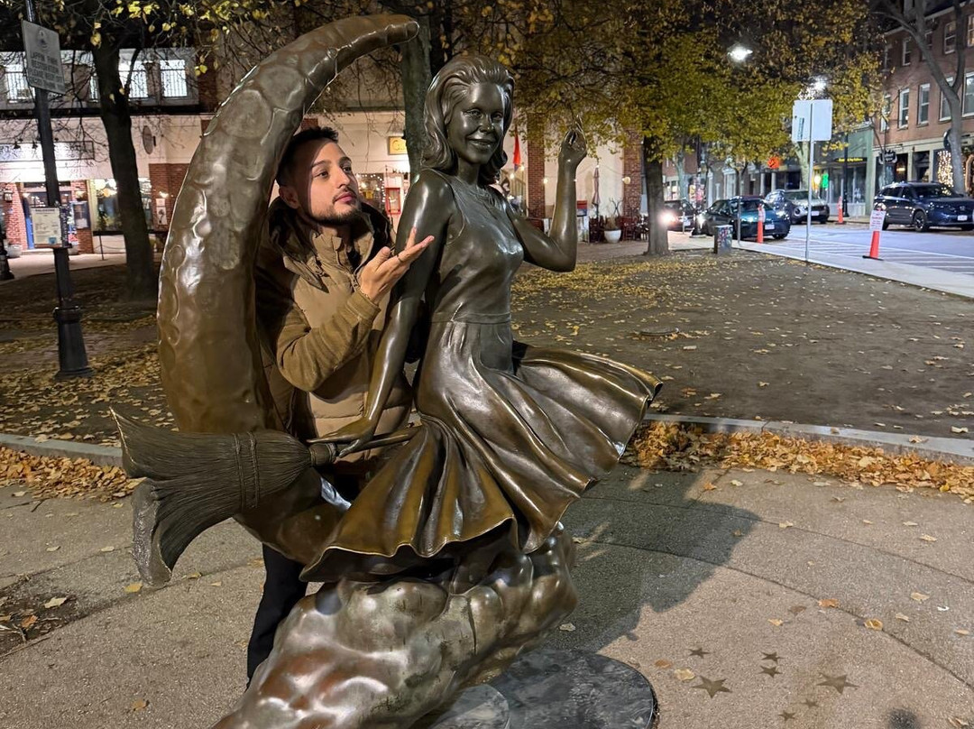 Bewitched Statue of Elizabeth Montgomery-塞勒姆必去景点