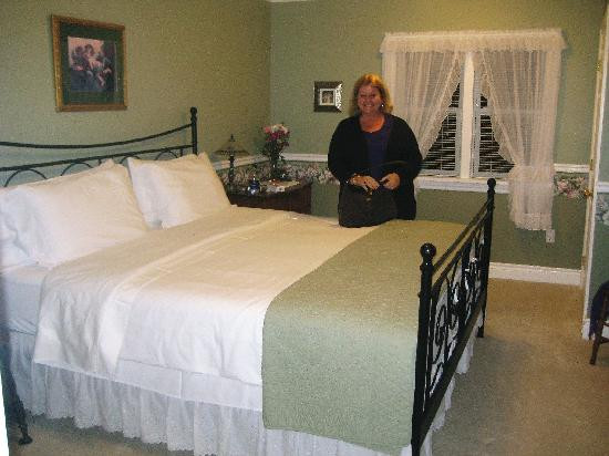 Beside The Winery主图