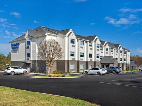 Days Inn & Suites by Wyndham Brandon Amphitheater