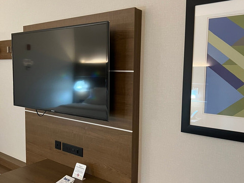 智选假日套房酒店蒂尔顿 - 湖区主图