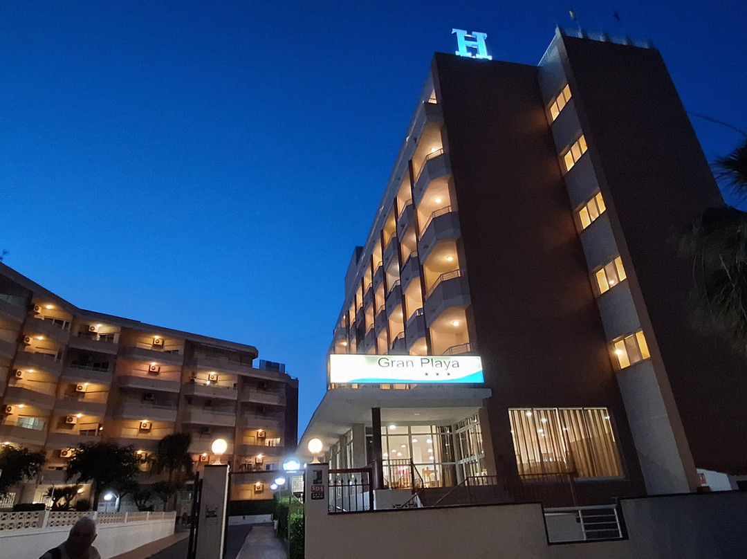 格兰海滩酒店主图