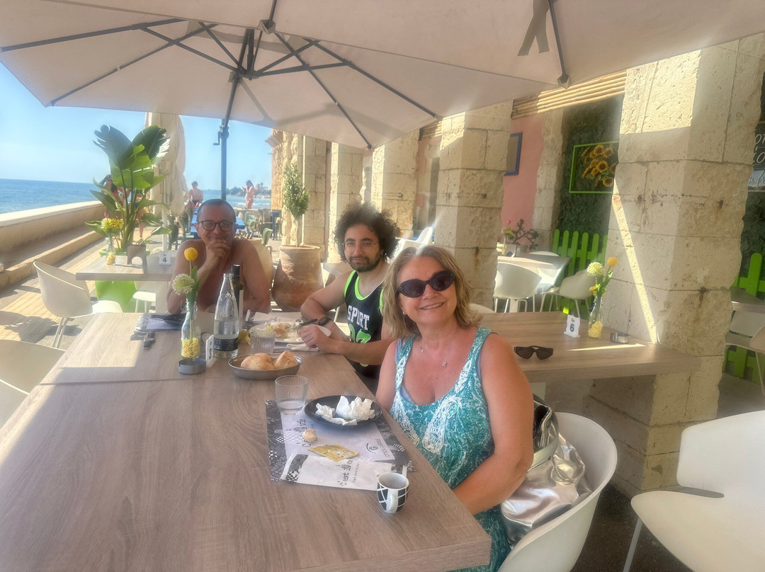 C'est La Vie Food & Drink