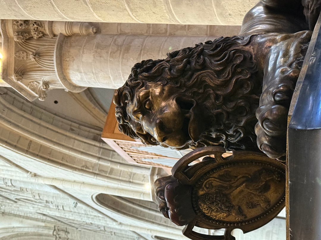 圣弥额尔圣古都勒主教座堂（Cathedrale St-Michel et Ste-Gudule）-布鲁塞尔必去景点