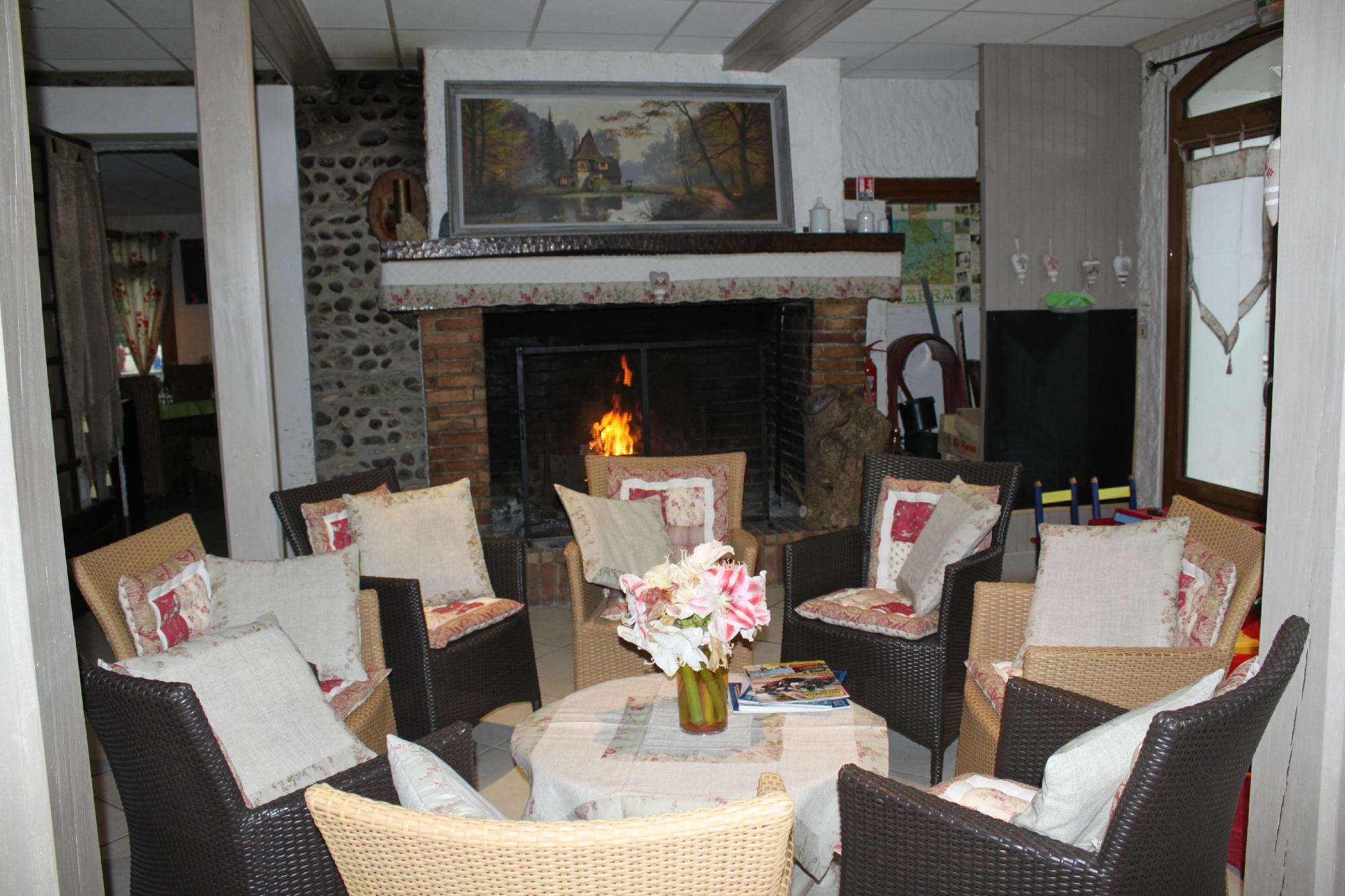 Hotel Au Feu De Bois-官方